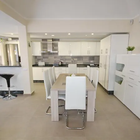 Amazing 5-bedroom In アデヘ