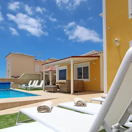 Amazing 5-bedroom In アデヘ