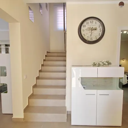Amazing 5-bedroom In Vila *