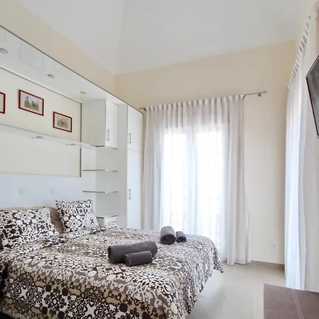 Amazing 5-bedroom In Vila