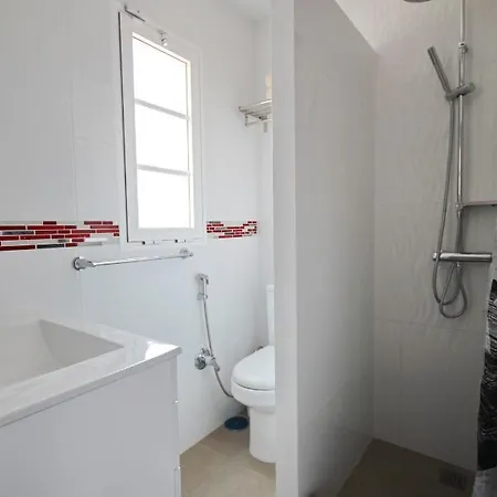 Amazing 5-bedroom In Vila *
