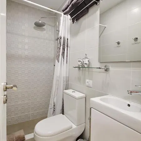 Amazing 5-bedroom In Vila *